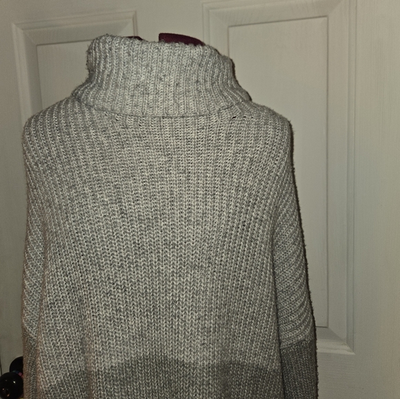 American Eagle Gray Color Blocked Small Knit Turtleneck Sweater - Picture 2 of 7